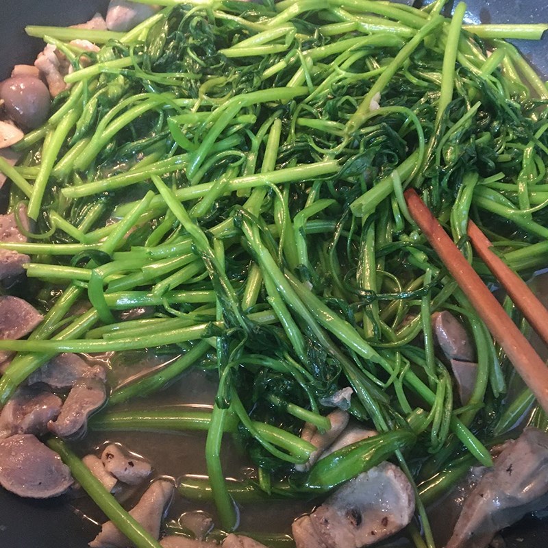 Cách chế biến Dồi xào rau muống