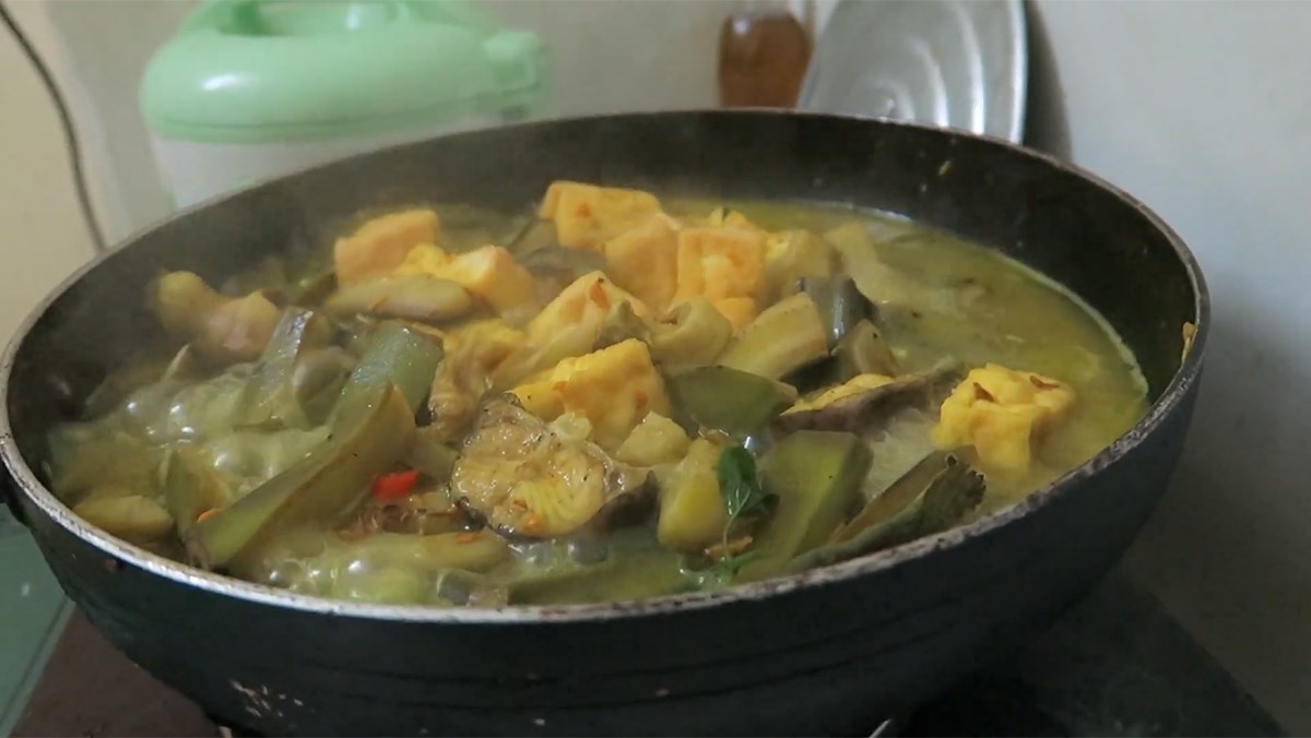 Cách chế biến Cá lăng om chuối đậu (nồi lẩu)