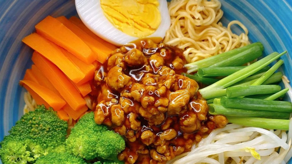 Cách chế biến Mì trộn thập cẩm Hà Nội ngon chuẩn vị tại nhà