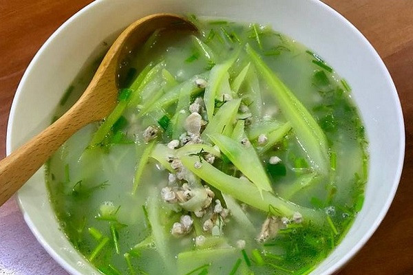Canh bầu nấu tôm trong chuyến đi – nhóm không quen nấu