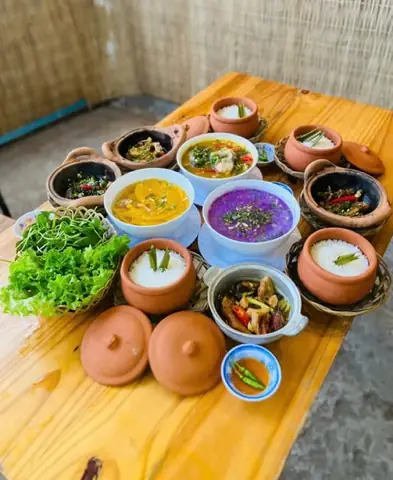 Cơm cá kho tộ khi đi chơi xa nhưng mâm cơm giống như ở quê nhà