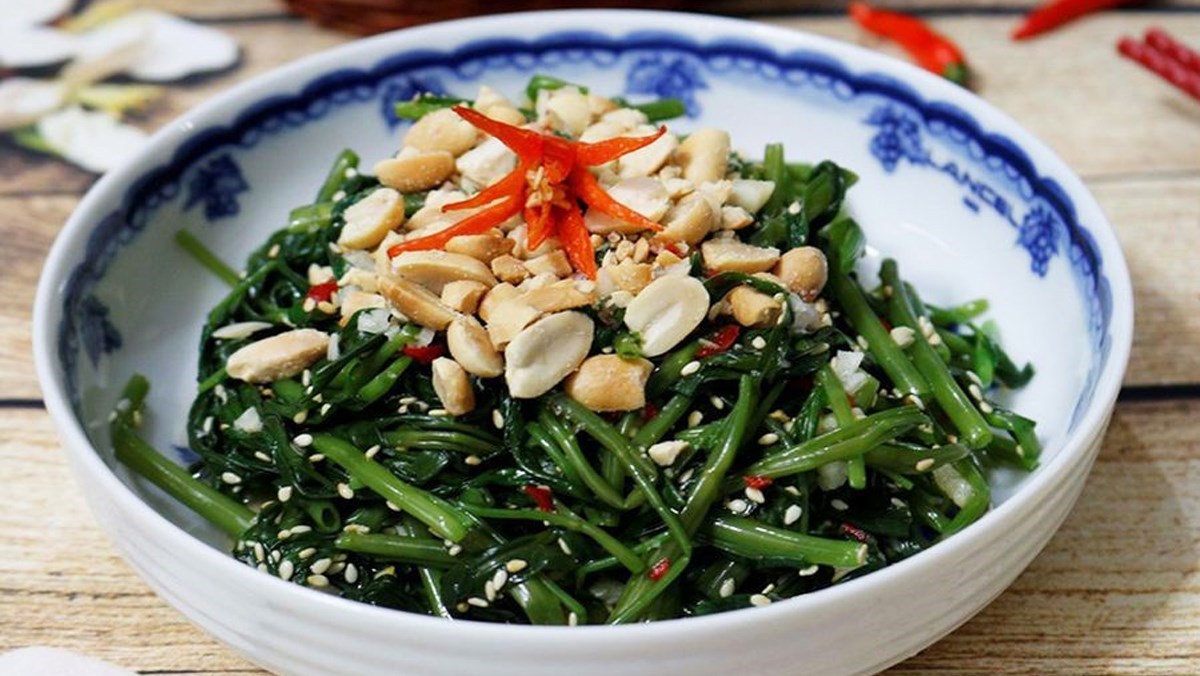 Nộm rau muống giòn chia tiền cùng bạn phòng ký túc