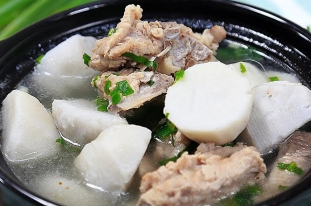 Canh xương khoai môn – sinh viên mới vào học xa nhà, bếp ít đồ