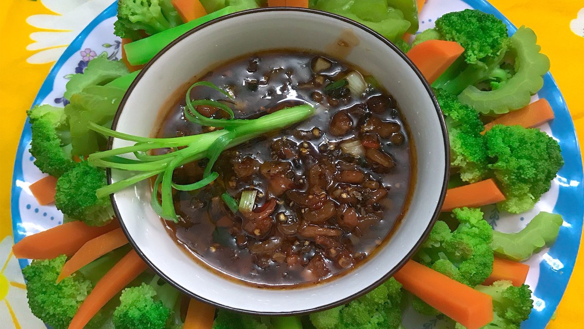 Củ quả luộc chấm kho quẹt cho sinh viên cuối tháng – vẫn ngon và no