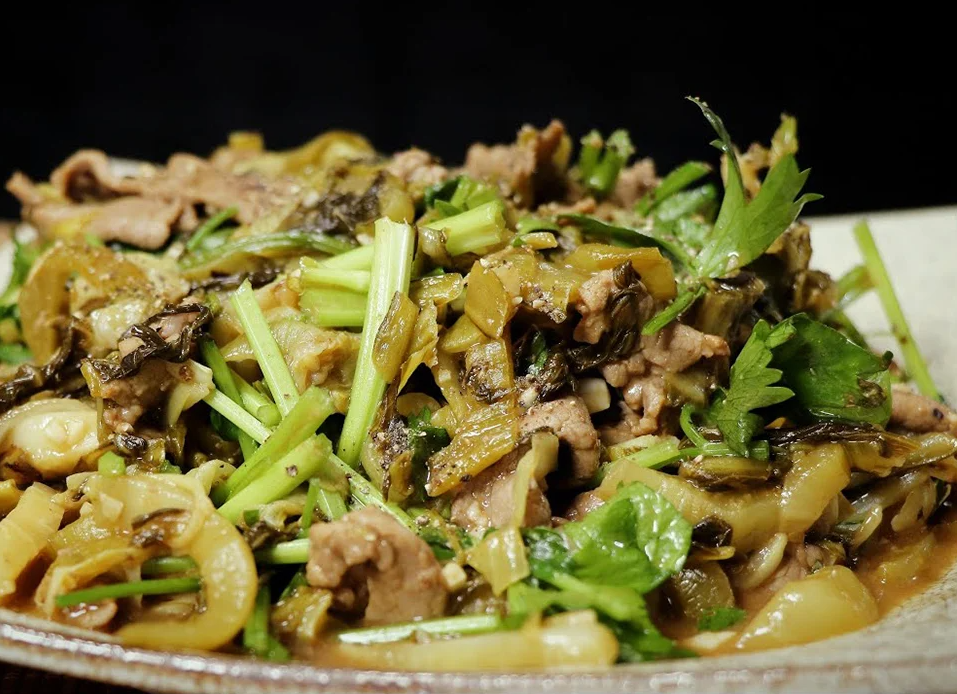 Gầu bò xào dưa – Món ăn đầy hương vị cho nhóm bạn phòng