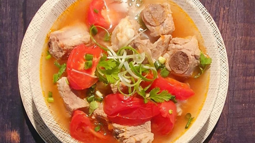 Nấu sườn nấu canh chua cho nhóm cùng phòng sau giờ học