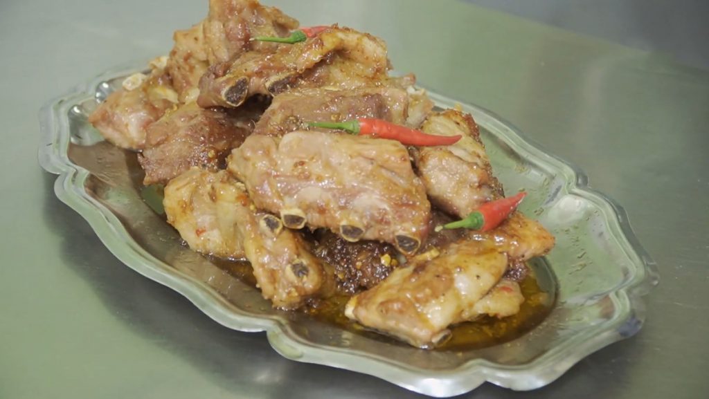 Đơn giản làm sườn rang muối ớt cho bữa cơm khi trọ
