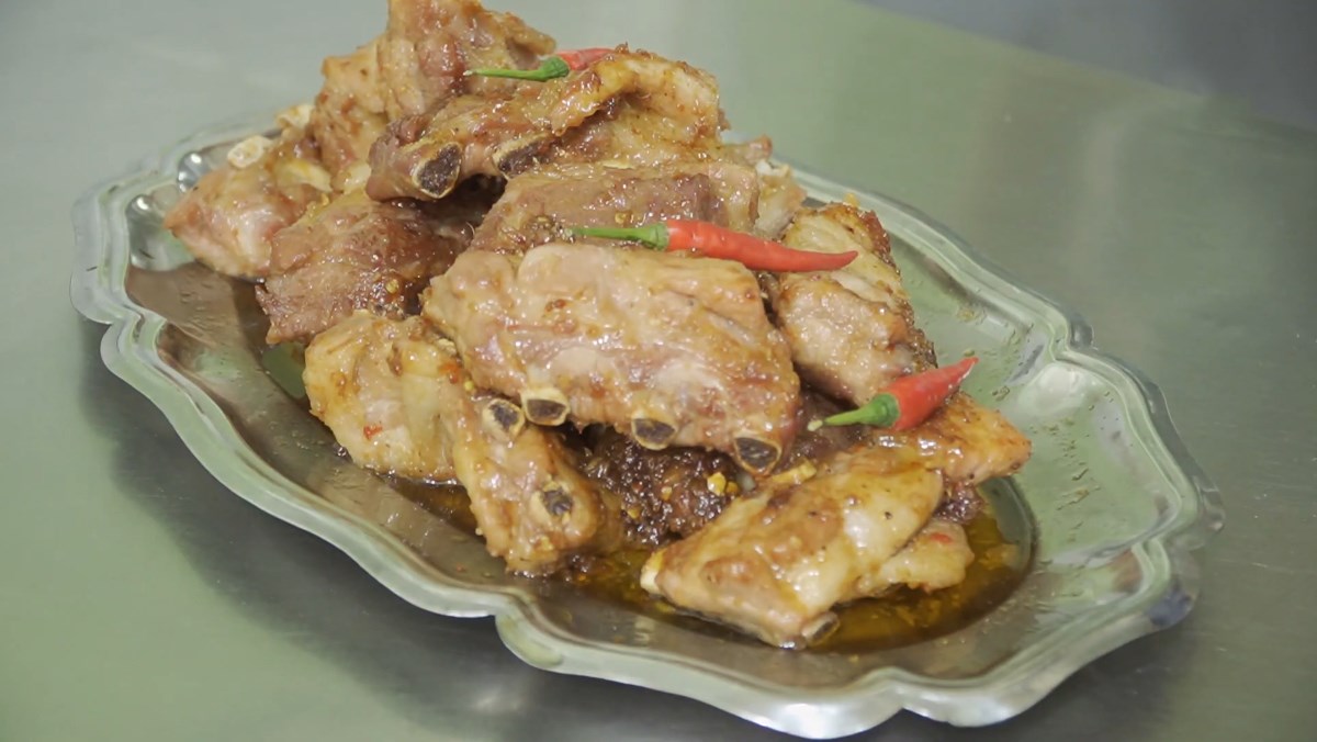 Đơn giản làm sườn rang muối ớt cho bữa cơm khi trọ